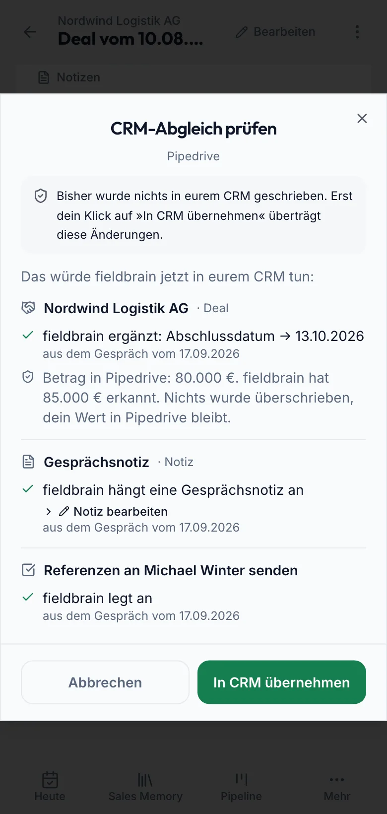 fieldbrain am Telefon: die CRM-Prüfung für Nordwind Logistik AG in Pipedrive. Das fehlende Abschlussdatum wird ergänzt, dazu Notiz und Aufgabe. Der abweichende Betrag bleibt als Konflikt offen; geschrieben wird erst nach »In CRM übernehmen«.