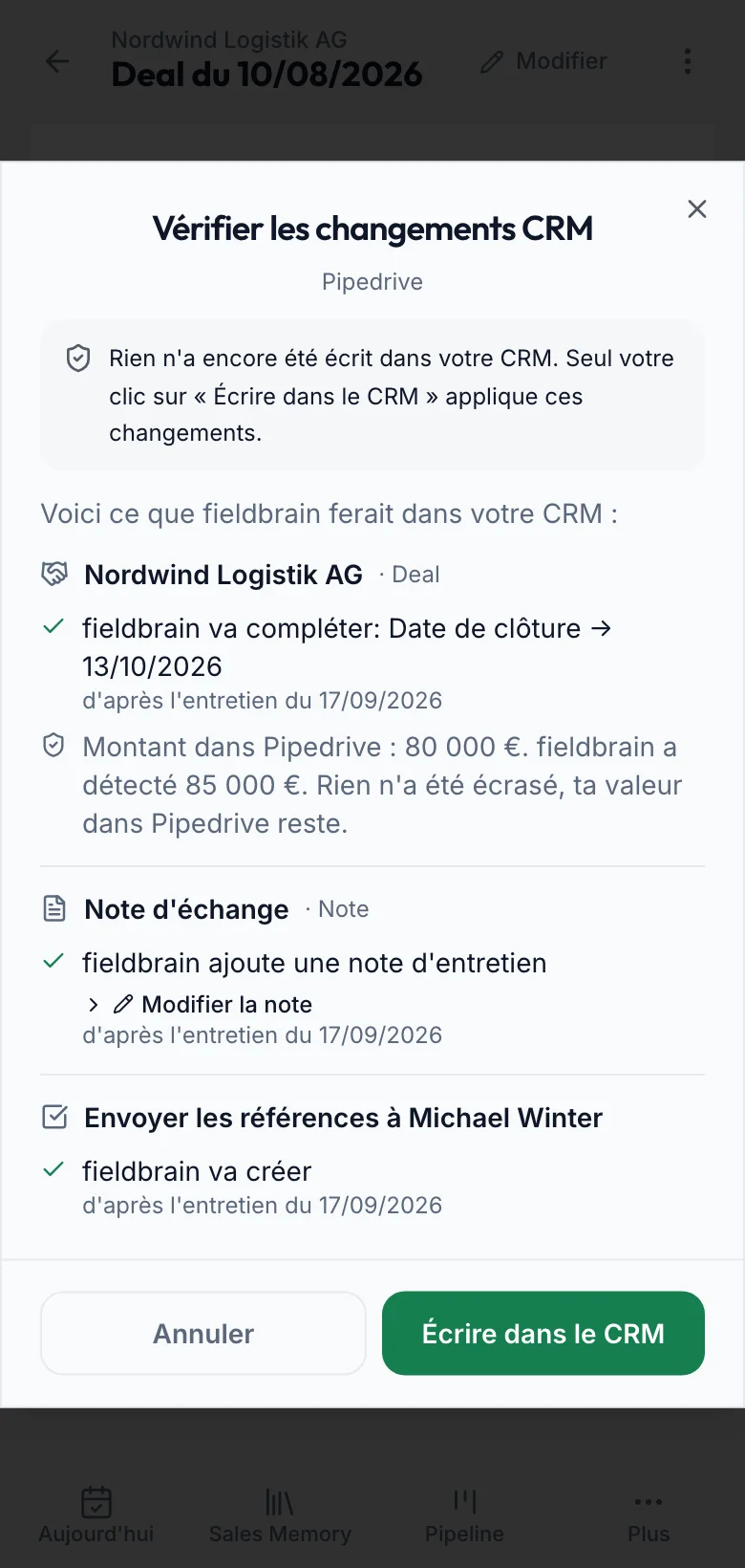 fieldbrain sur téléphone : la revue CRM pour Nordwind Logistik AG dans Pipedrive. La date de clôture manquante est ajoutée, avec une note et une tâche. Le montant divergent reste ouvert comme conflit ; rien n'est écrit avant »Écrire dans le CRM«.