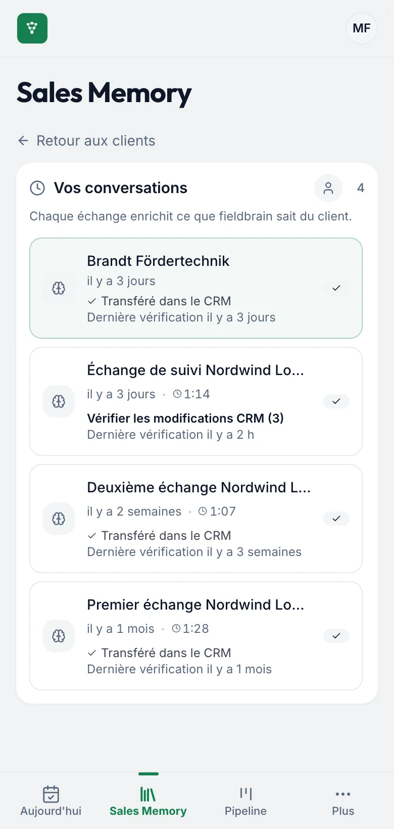 fieldbrain sur le téléphone : tous les échanges avec leur état, l'un attend la revue CRM.